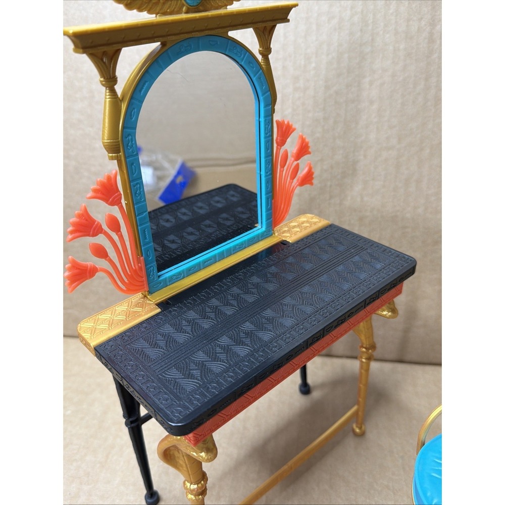 Monster High Doll G3 Cleo de Nile Self-scare Day Mirrored Vanity Table & Stool - Picture 2 of 9